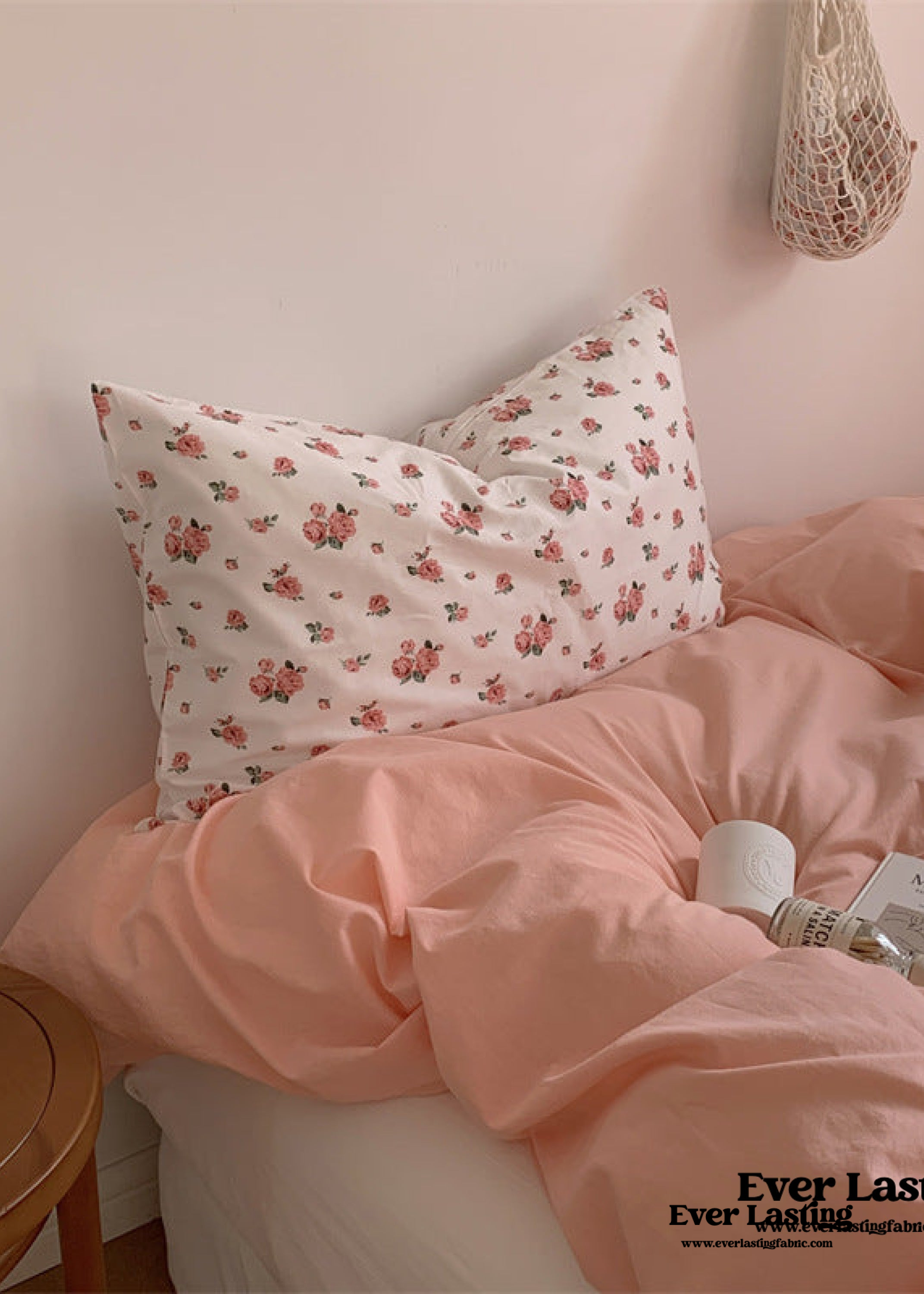 Minimalistisches Bettwäscheset mit Blumenmuster – Rosa + Weiß