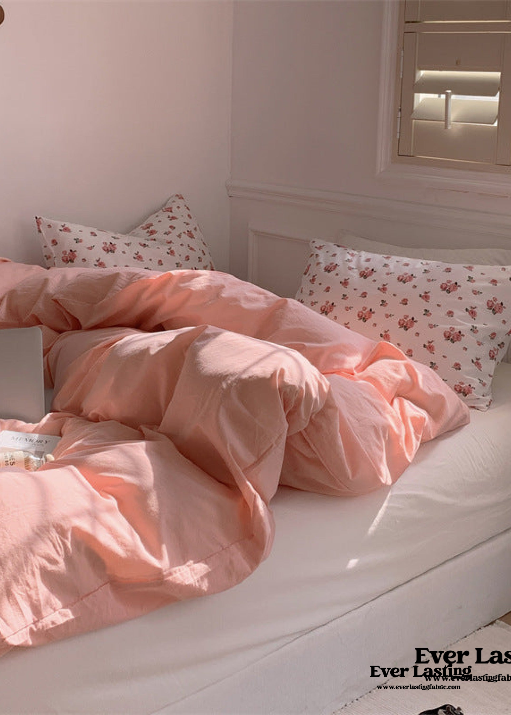 Minimalistisches Bettwäscheset mit Blumenmuster – Rosa + Weiß