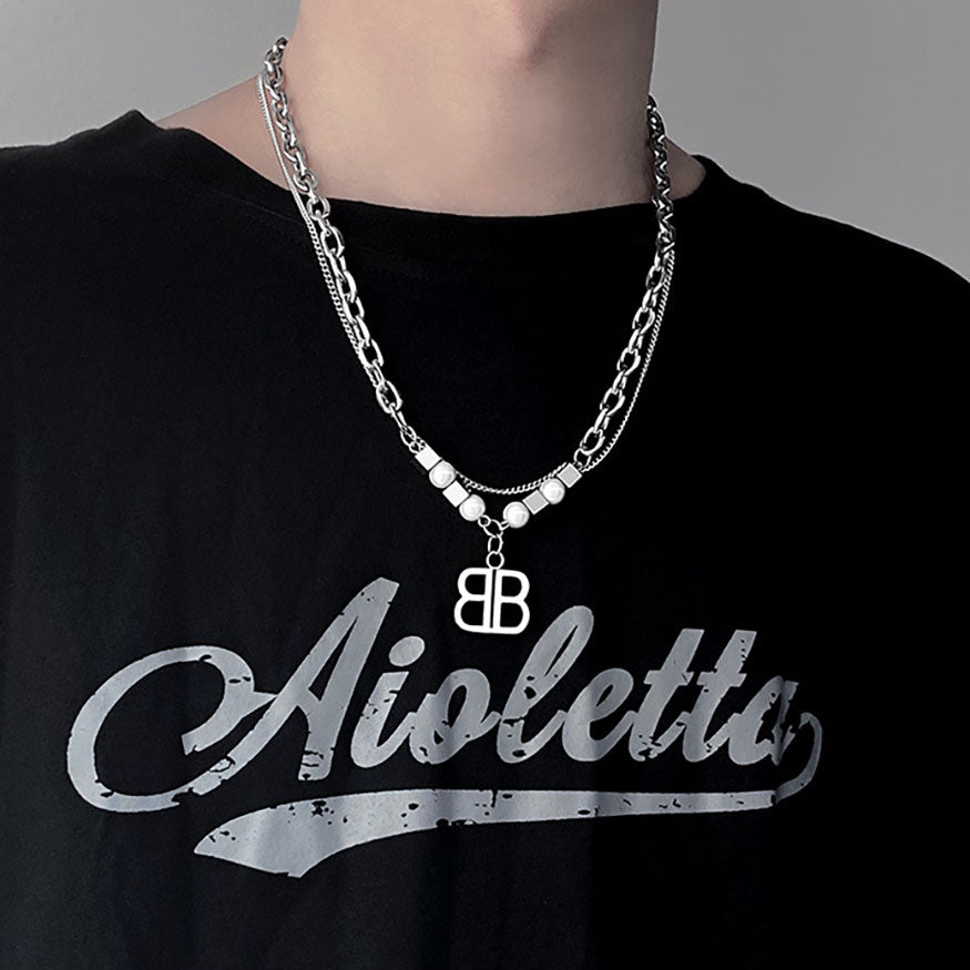 Collar con la letra "B"