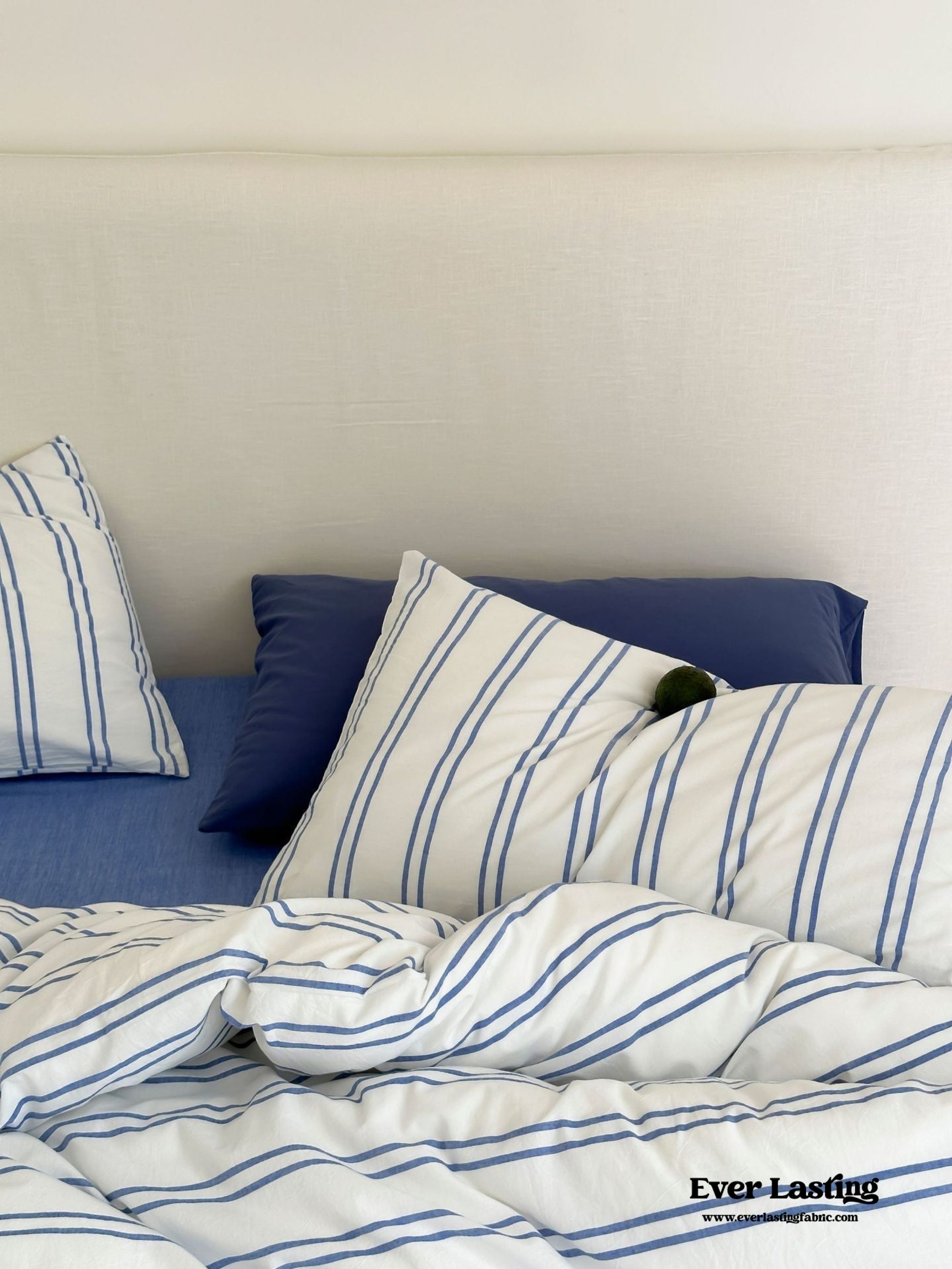 Refreshing Black Thin Stripe Bedding Set