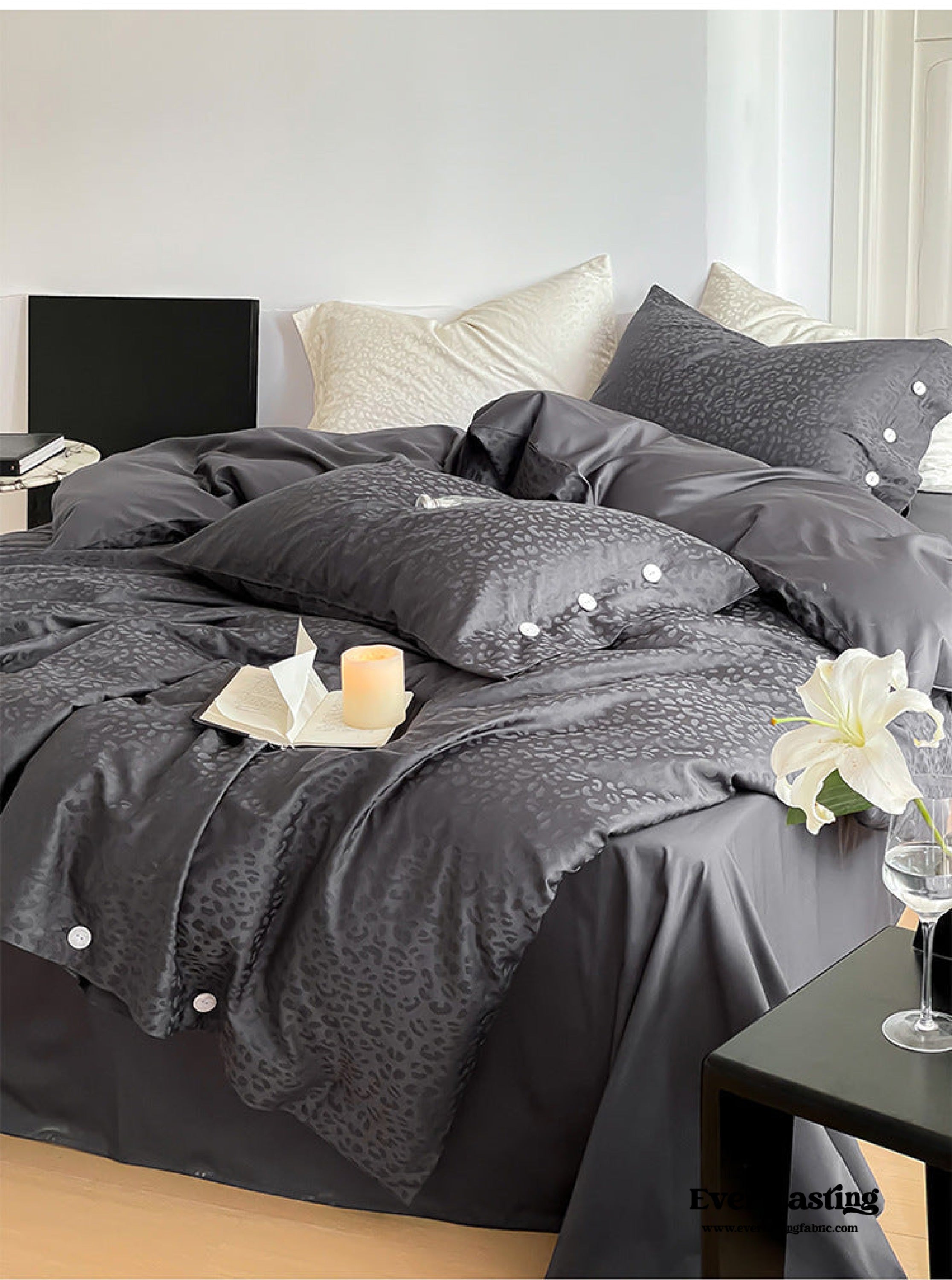 Silky Leopard Buttoned Bedding Set - Ivory White