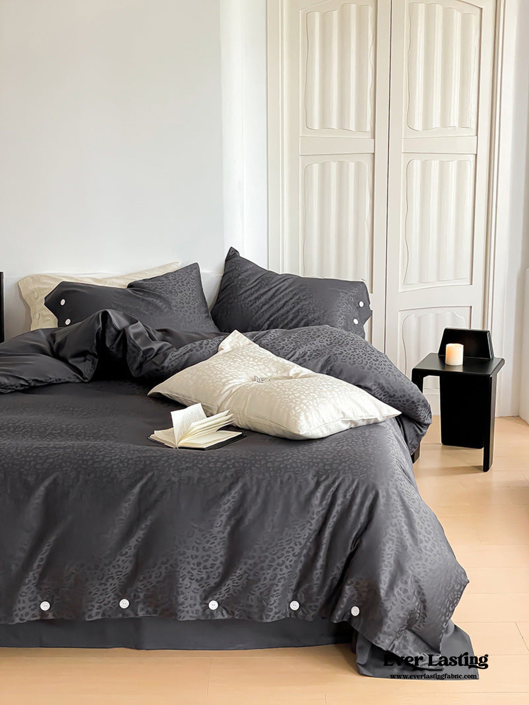 Silky Leopard Buttoned Bedding Set - Ivory White