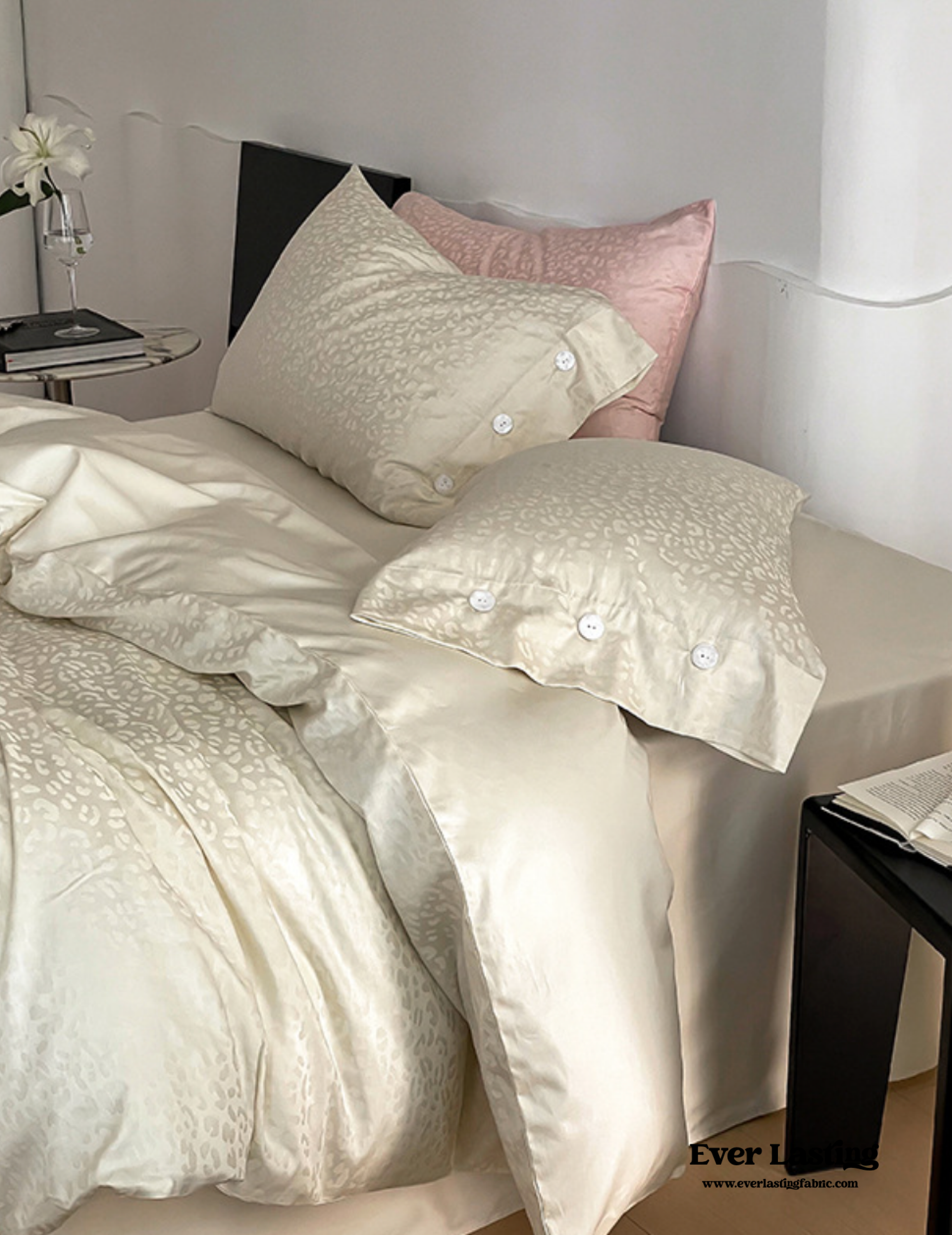 Silky Leopard Buttoned Bedding Set - Ivory White
