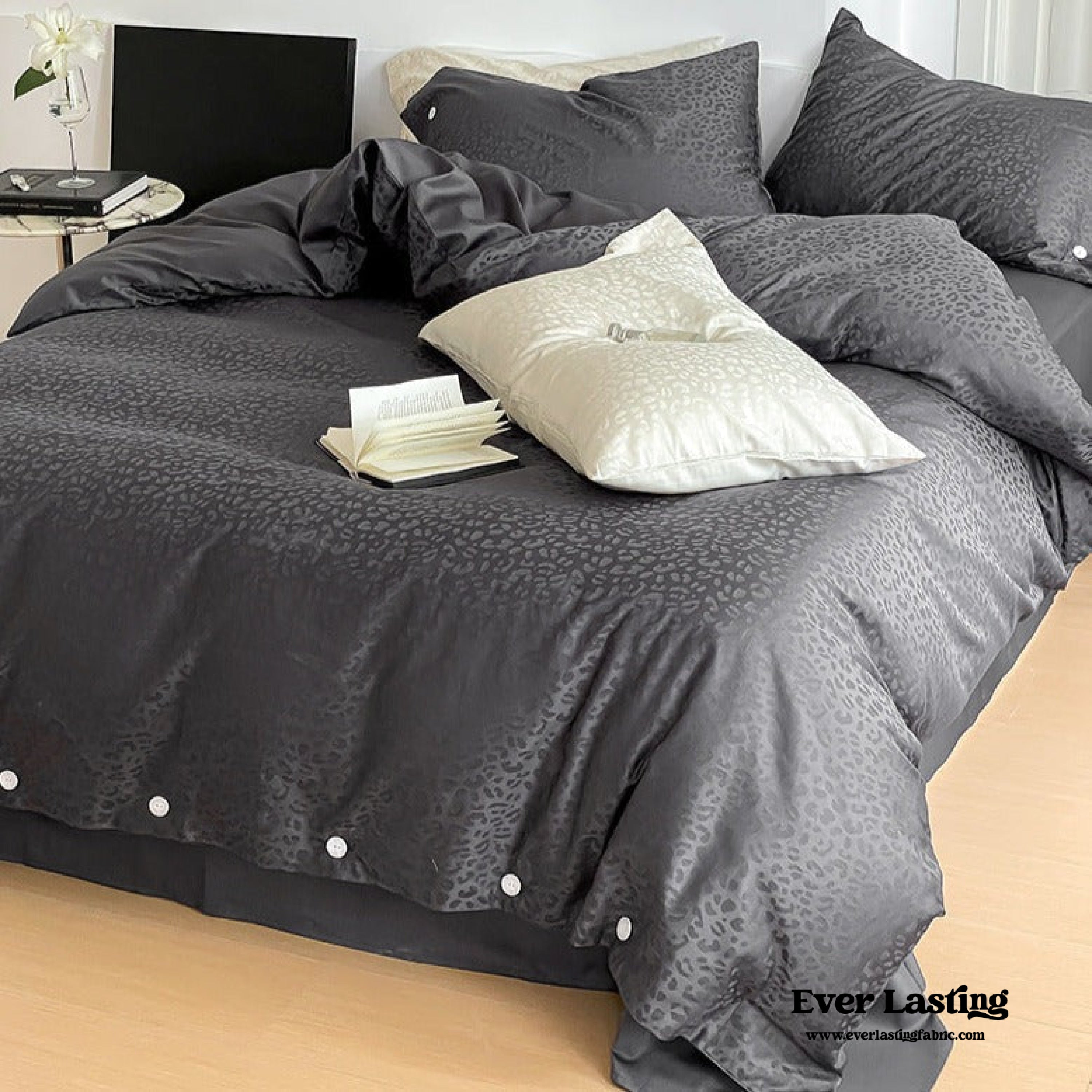 Silky Leopard Buttoned Bedding Set - Ivory White