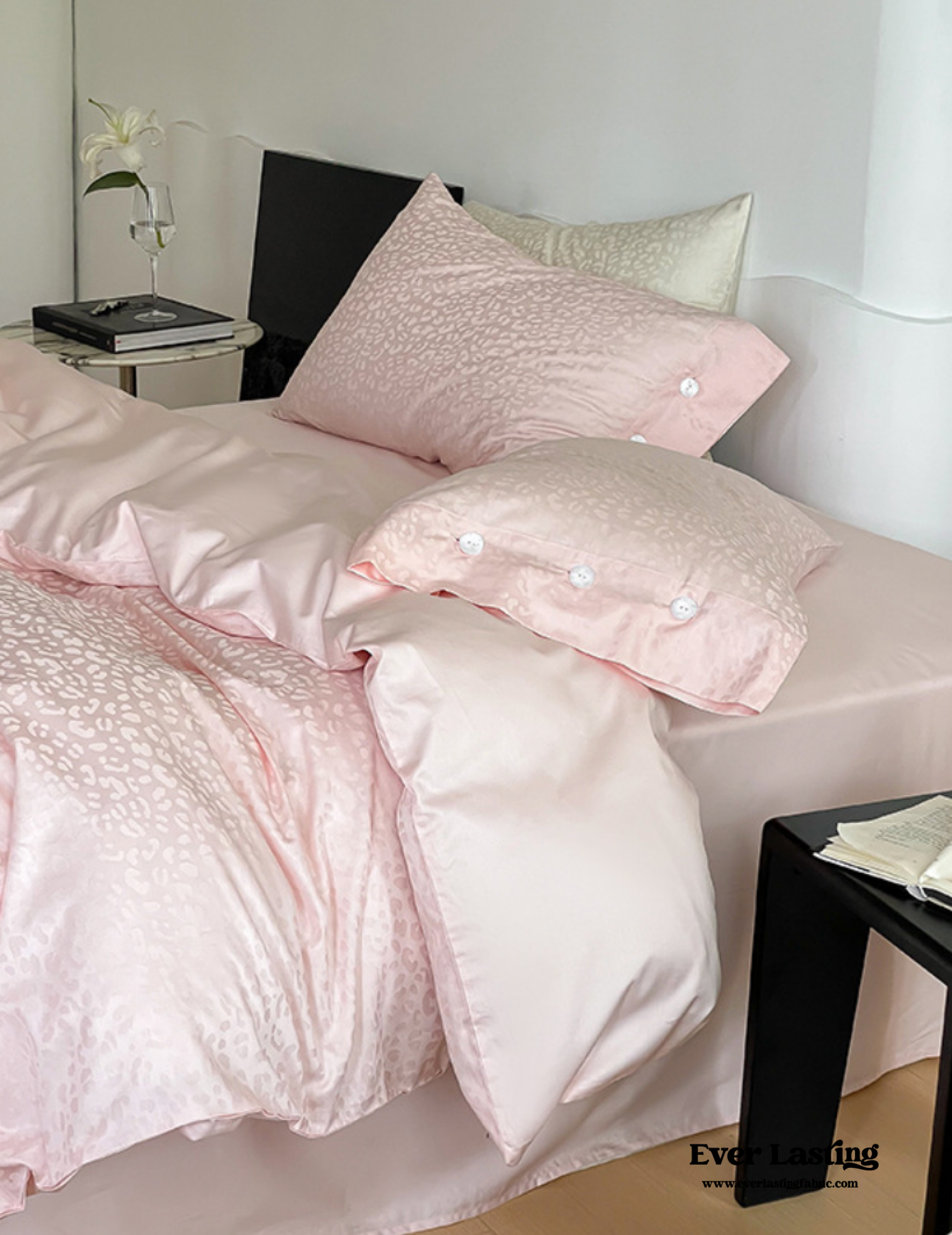 Silky Leopard Buttoned Bedding Set - Ivory White