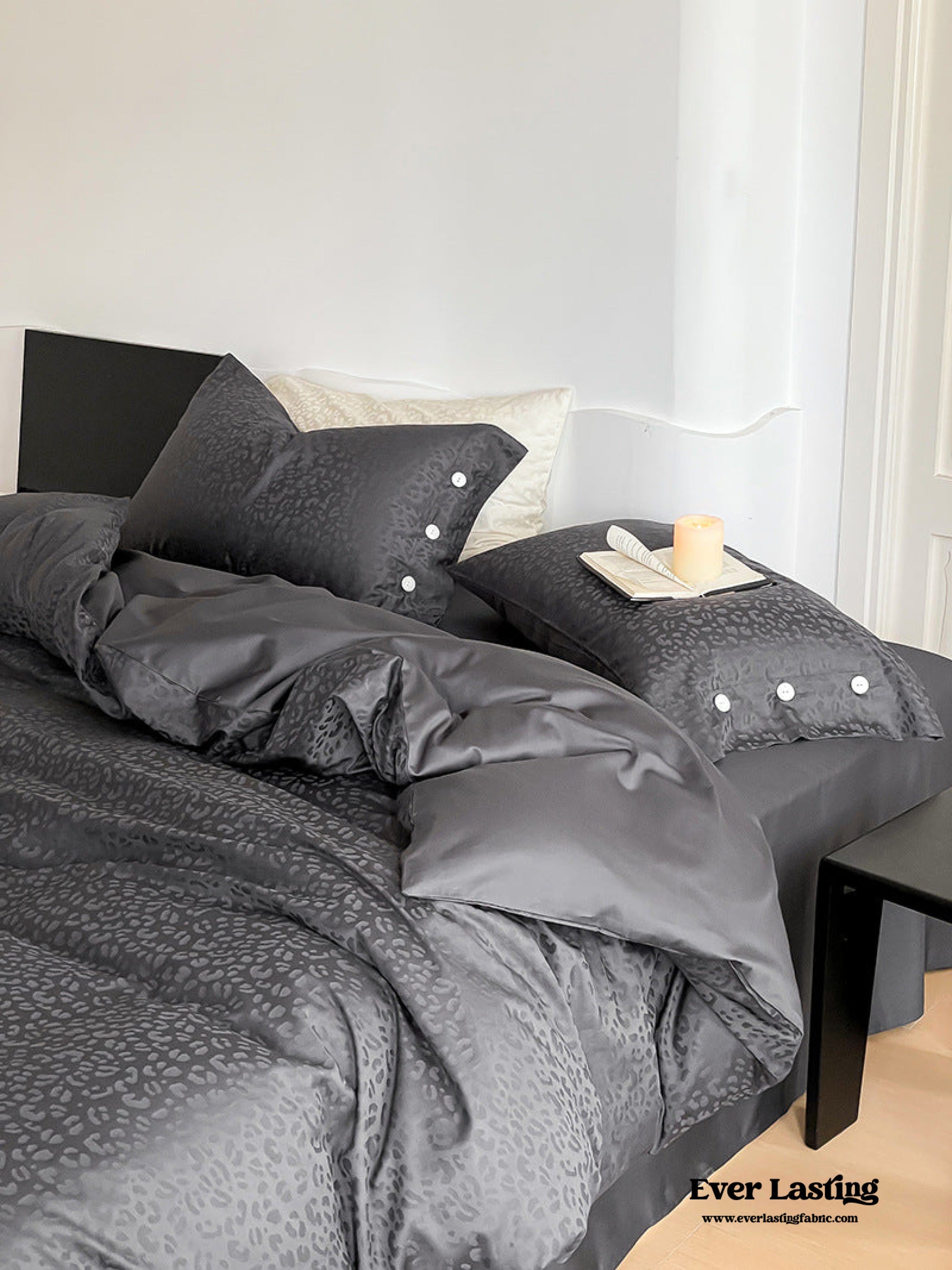 Silky Leopard Buttoned Bedding Set - Ivory White