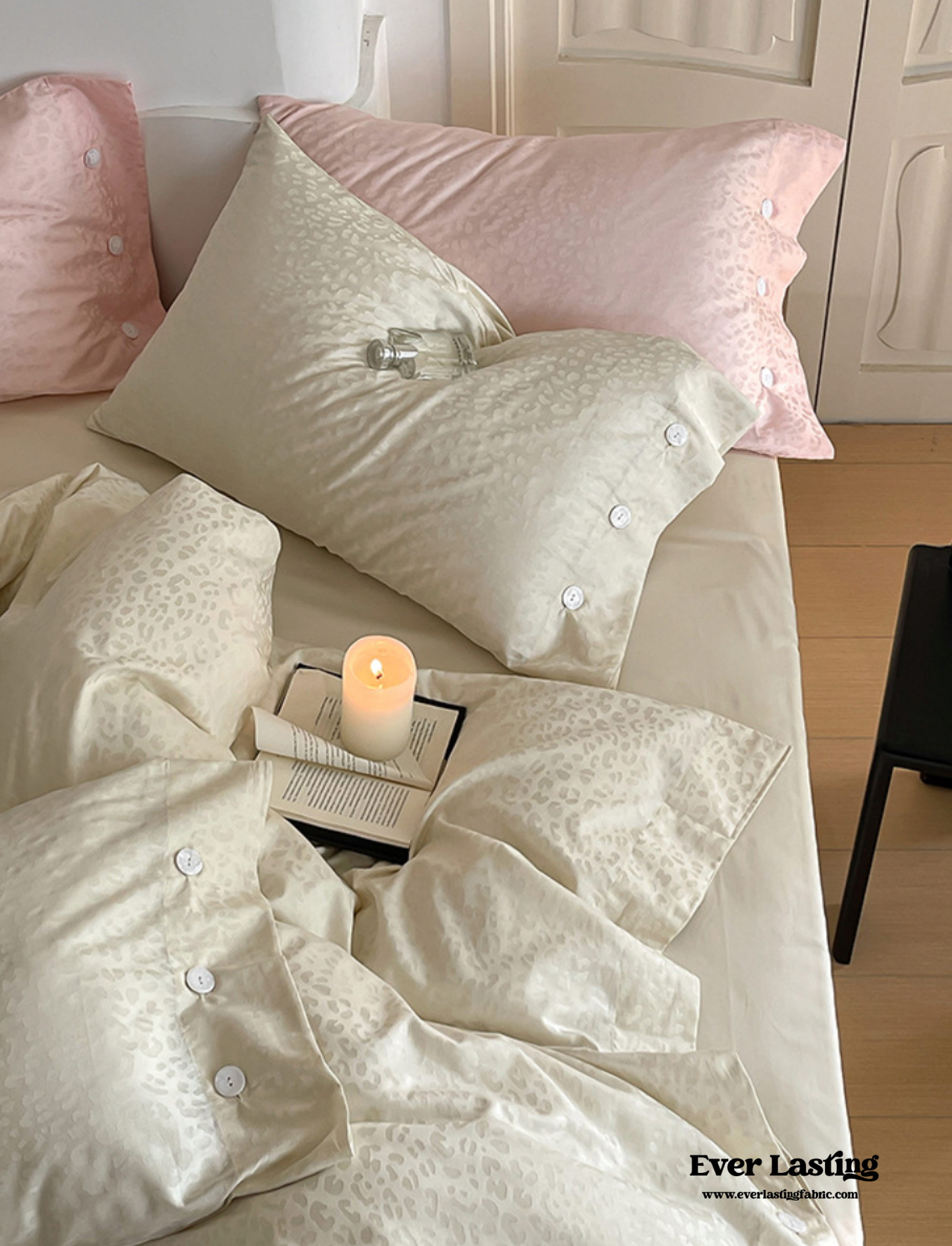 Silky Leopard Buttoned Bedding Set - Ivory White