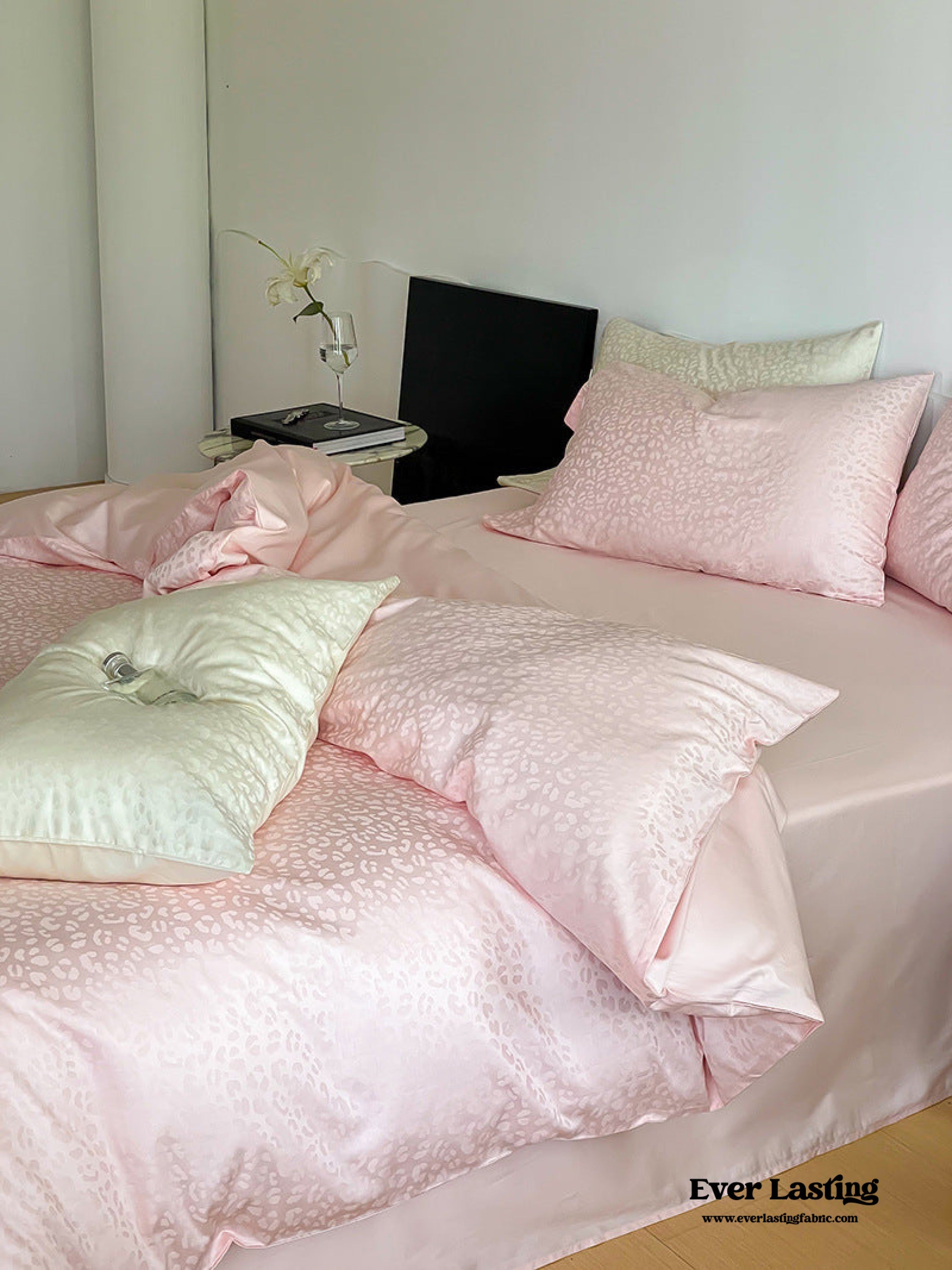 Silky Leopard Buttoned Bedding Set - Ivory White