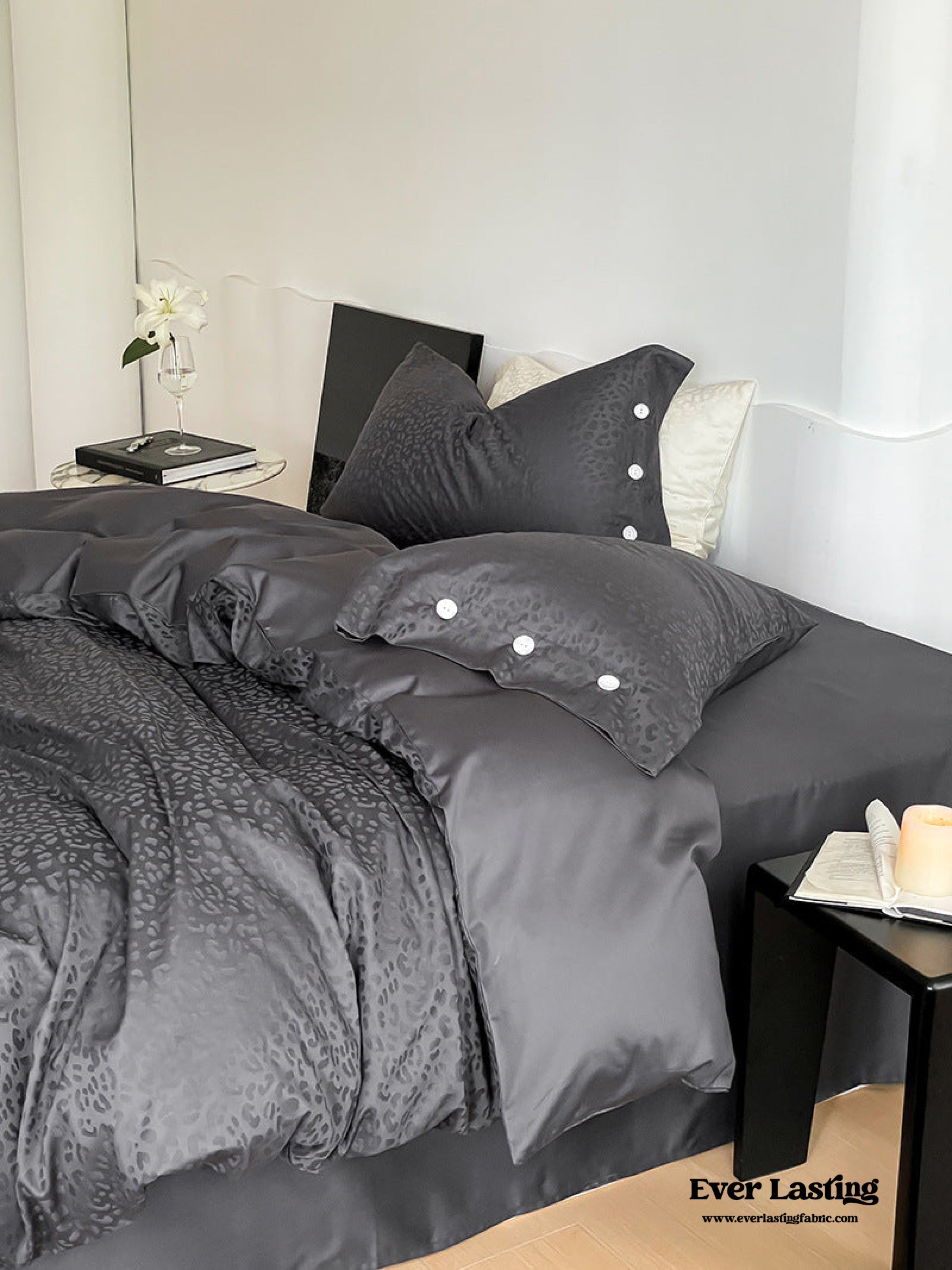 Silky Leopard Buttoned Bedding Set - Ivory White