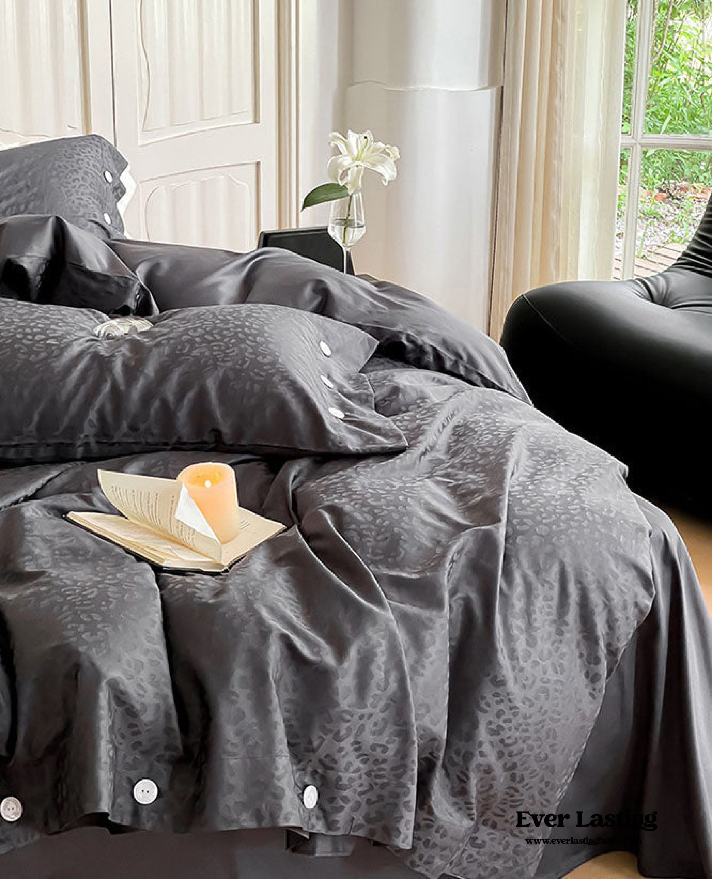 Silky Leopard Buttoned Bedding Set - Ivory White