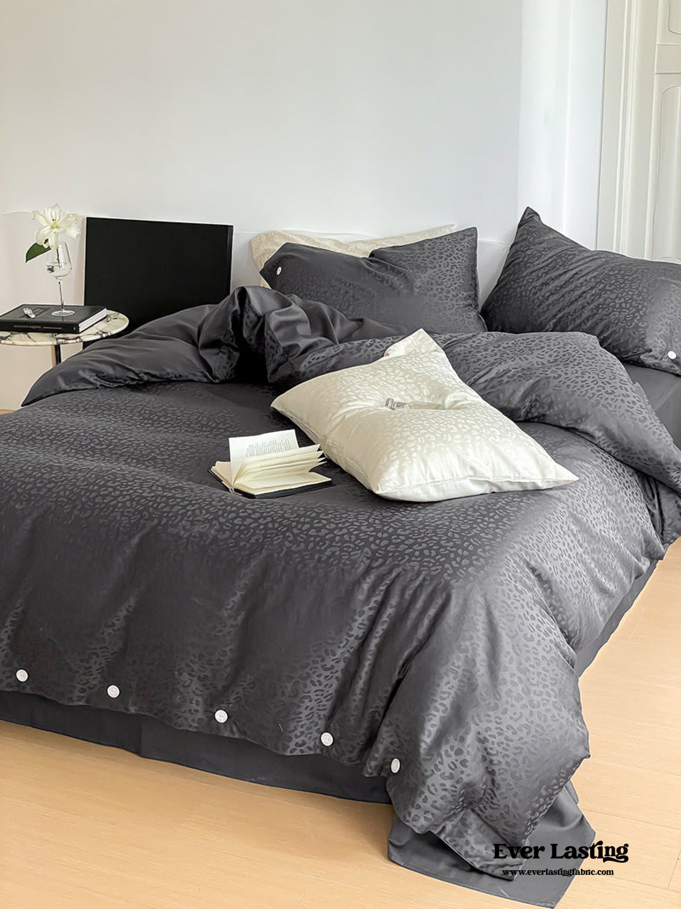 Silky Leopard Buttoned Bedding Set - Ivory White