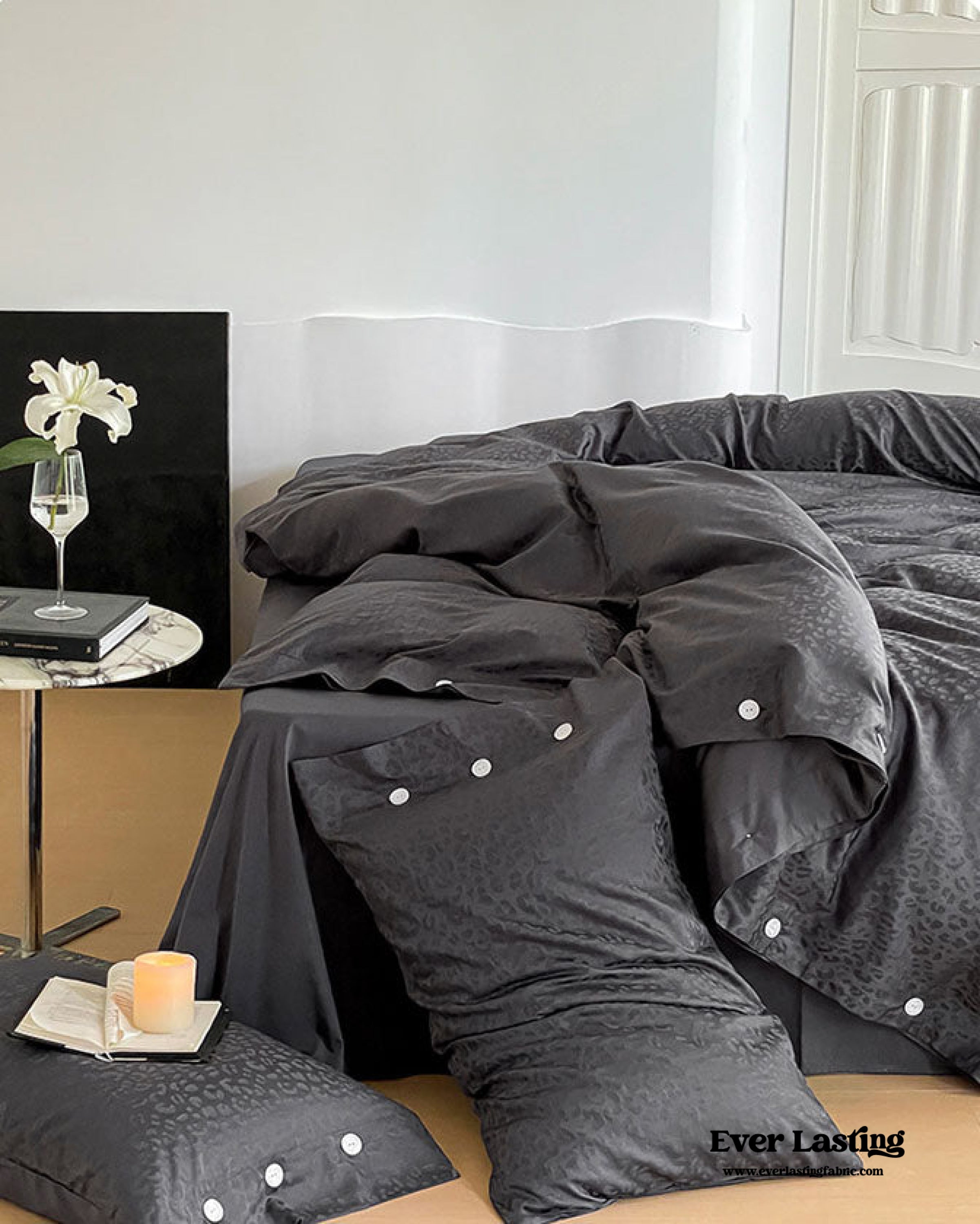 Silky Leopard Buttoned Bedding Set - Ivory White