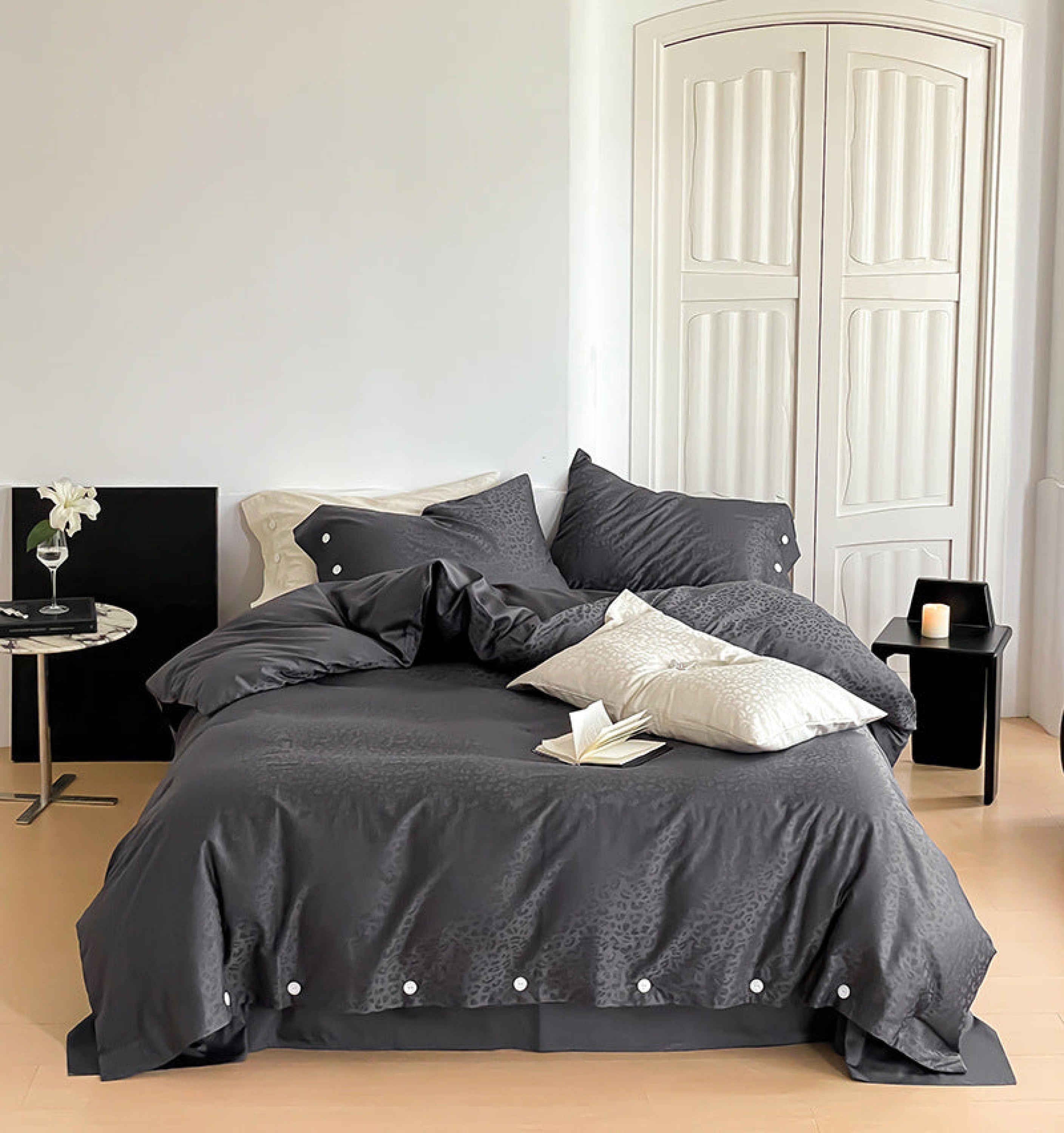 Silky Leopard Buttoned Bedding Set - Ivory White