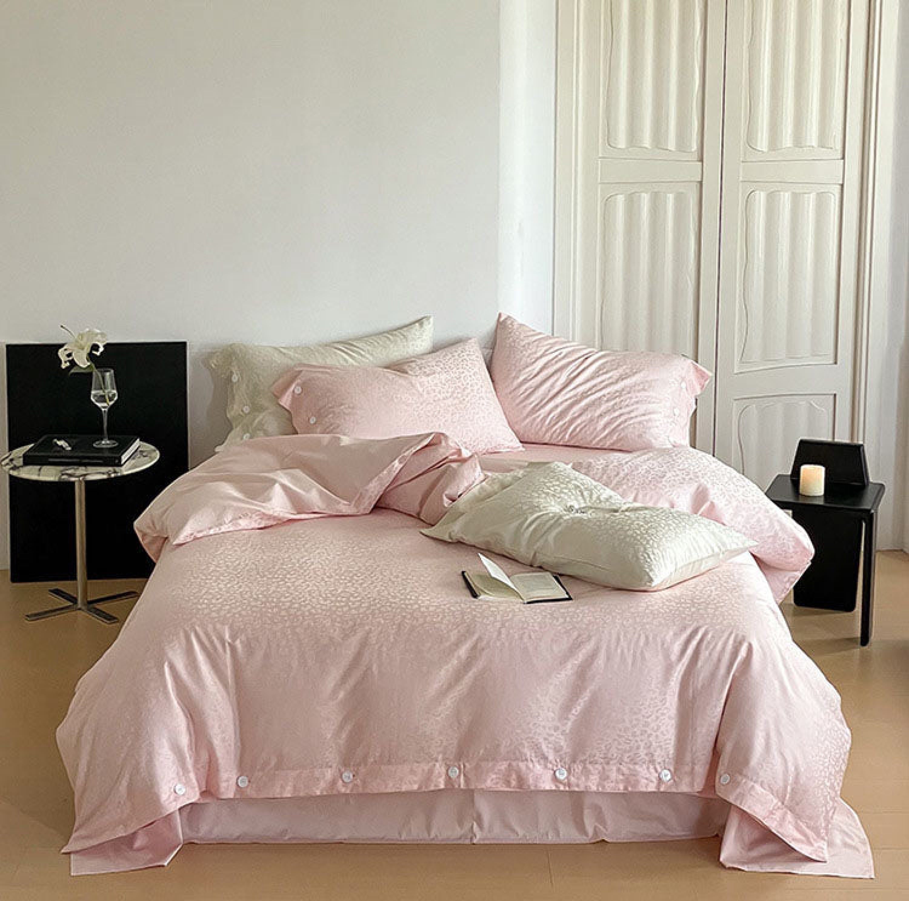 Silky Leopard Buttoned Bedding Set - Ivory White