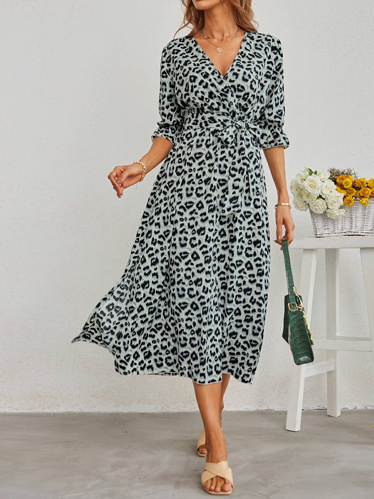 Vestido con abertura y estampado de leopardo