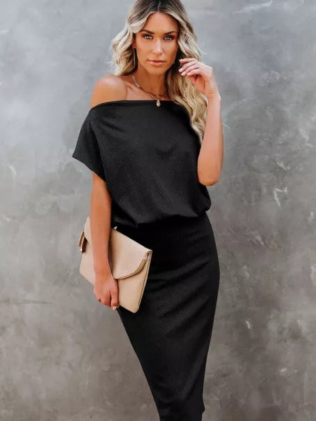 Vestido midi negro con cuello barco 