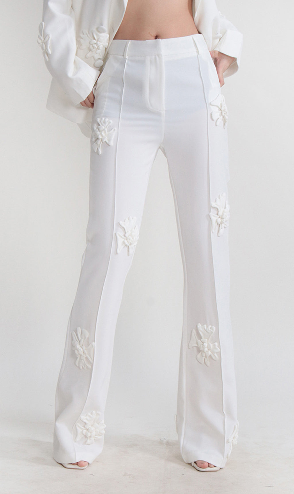 JEANS DE TIRO MEDIO CON FLORES STEREO en Blanco