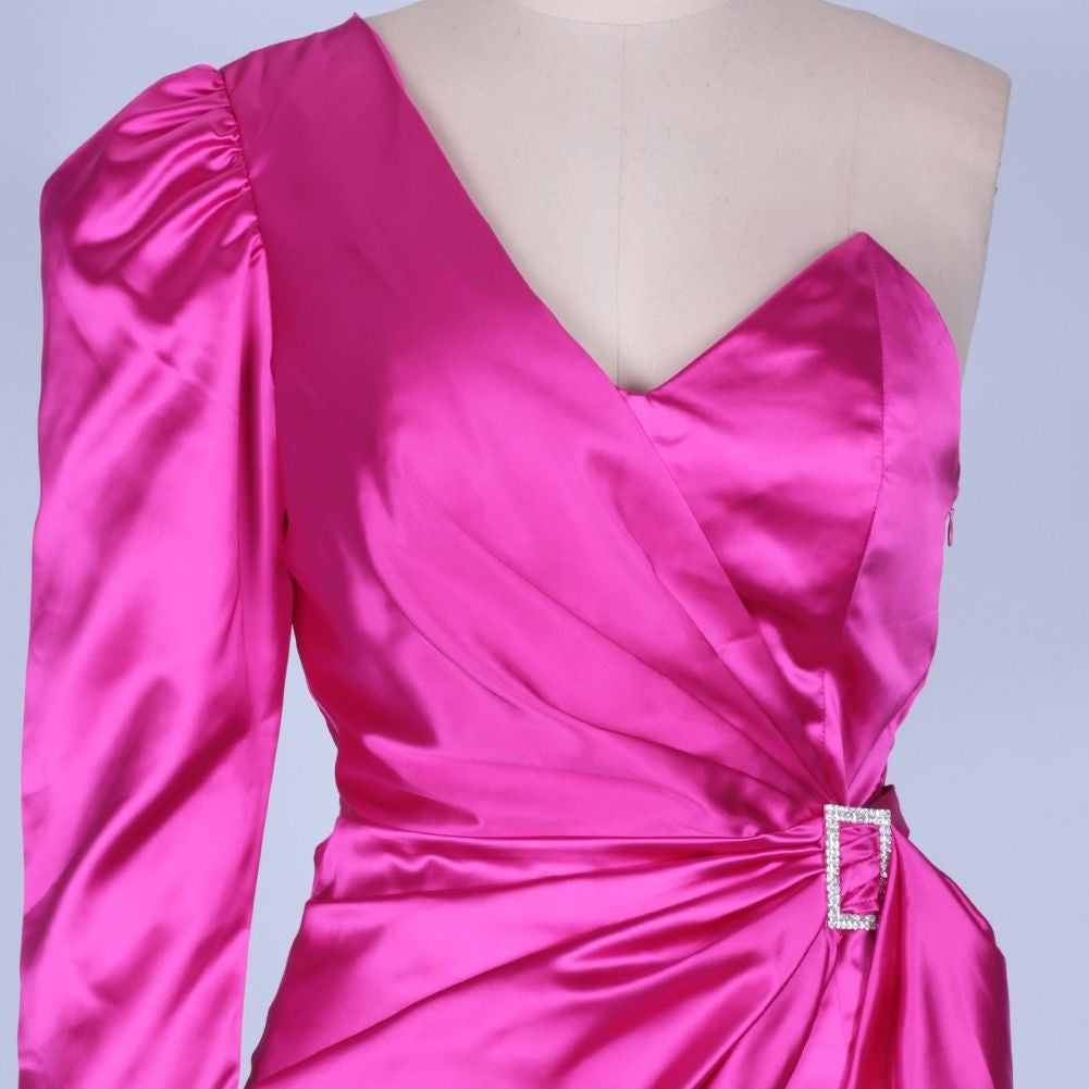 Vestido mini ajustado asimétrico de manga larga con un solo hombro HI1105