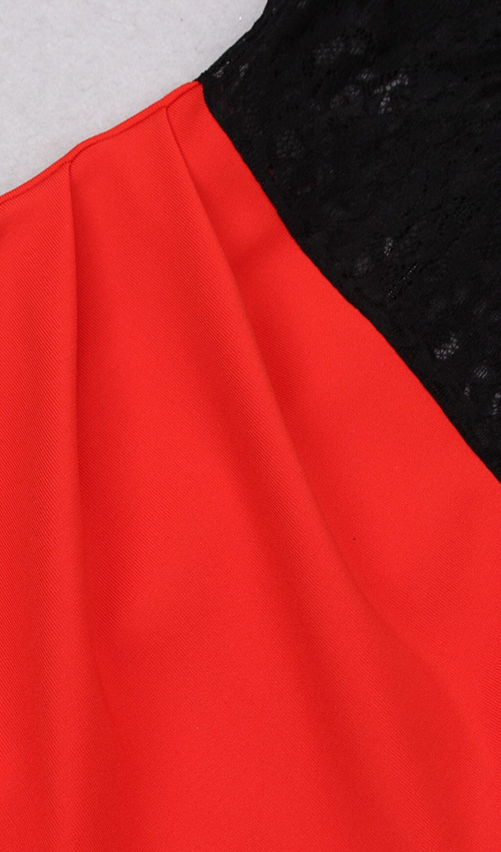 Vestido de encaje con abertura y plumas en negro y rojo