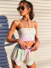 Traje casual con camisola cruzada con efecto tie-dye y pantalones cortos ajustados recortados 