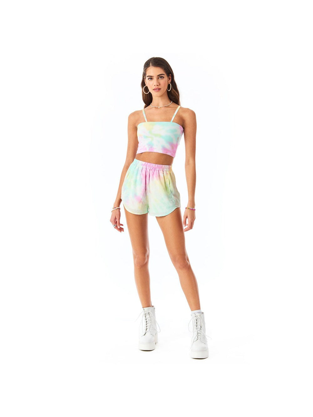 Freizeitanzug mit Tie-Dye-Wickeltop und kurzen, schmalen Shorts 