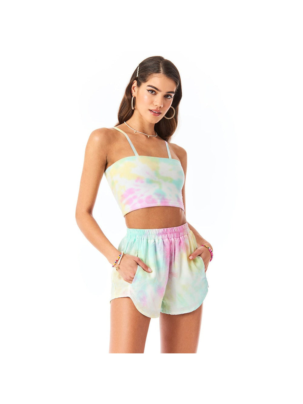 Freizeitanzug mit Tie-Dye-Wickeltop und kurzen, schmalen Shorts 