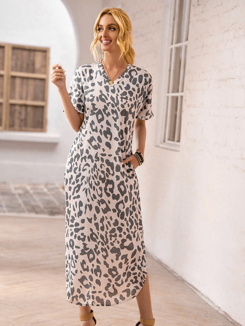 Lässiges Maxikleid mit Leopardenmuster und Schlitz am Saum 