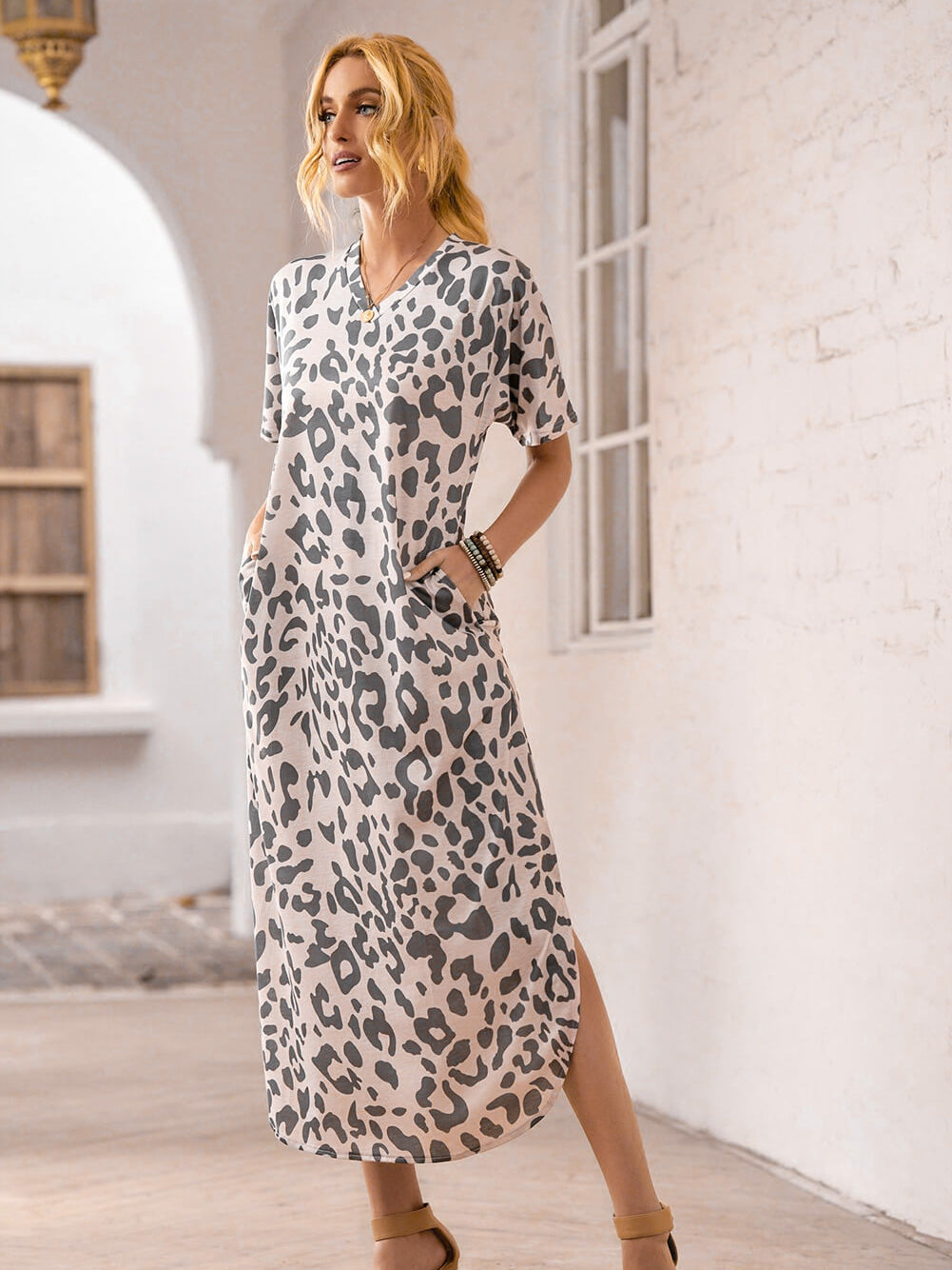 Lässiges Maxikleid mit Leopardenmuster und Schlitz am Saum 