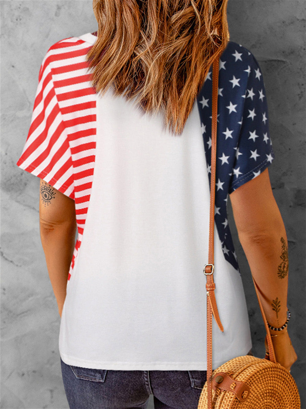 Camiseta blanca con cuello en V y estrellas americanas 