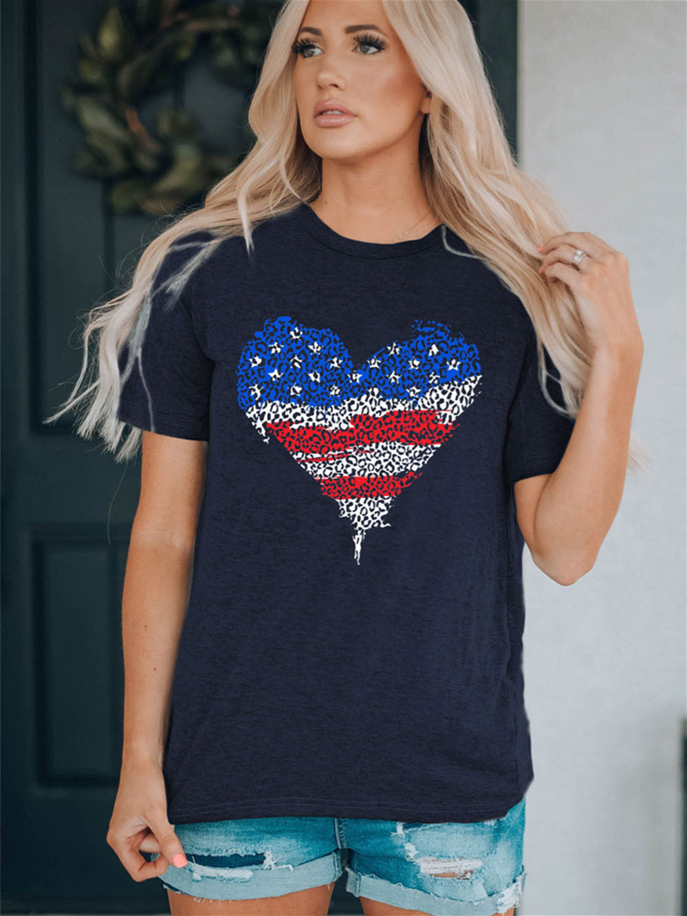 Camiseta con estampado de leopardo y bandera estadounidense con corazón 