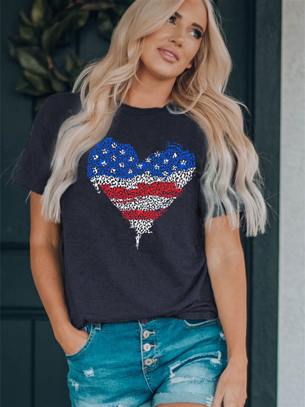 Camiseta con estampado de leopardo y bandera estadounidense con corazón 