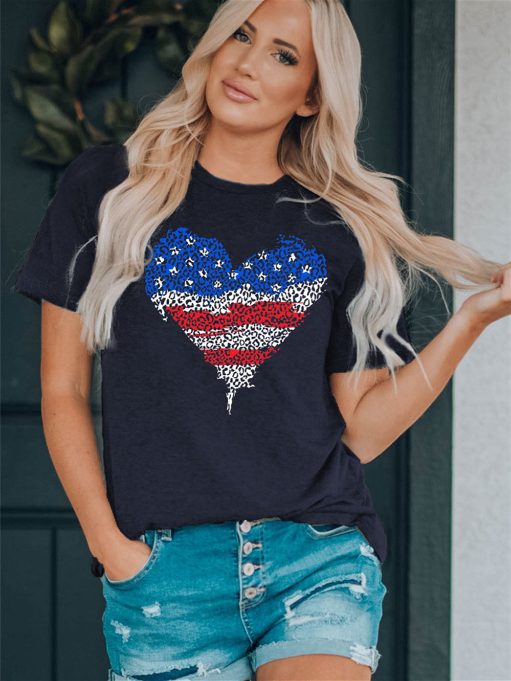 Camiseta con estampado de leopardo y bandera estadounidense con corazón 