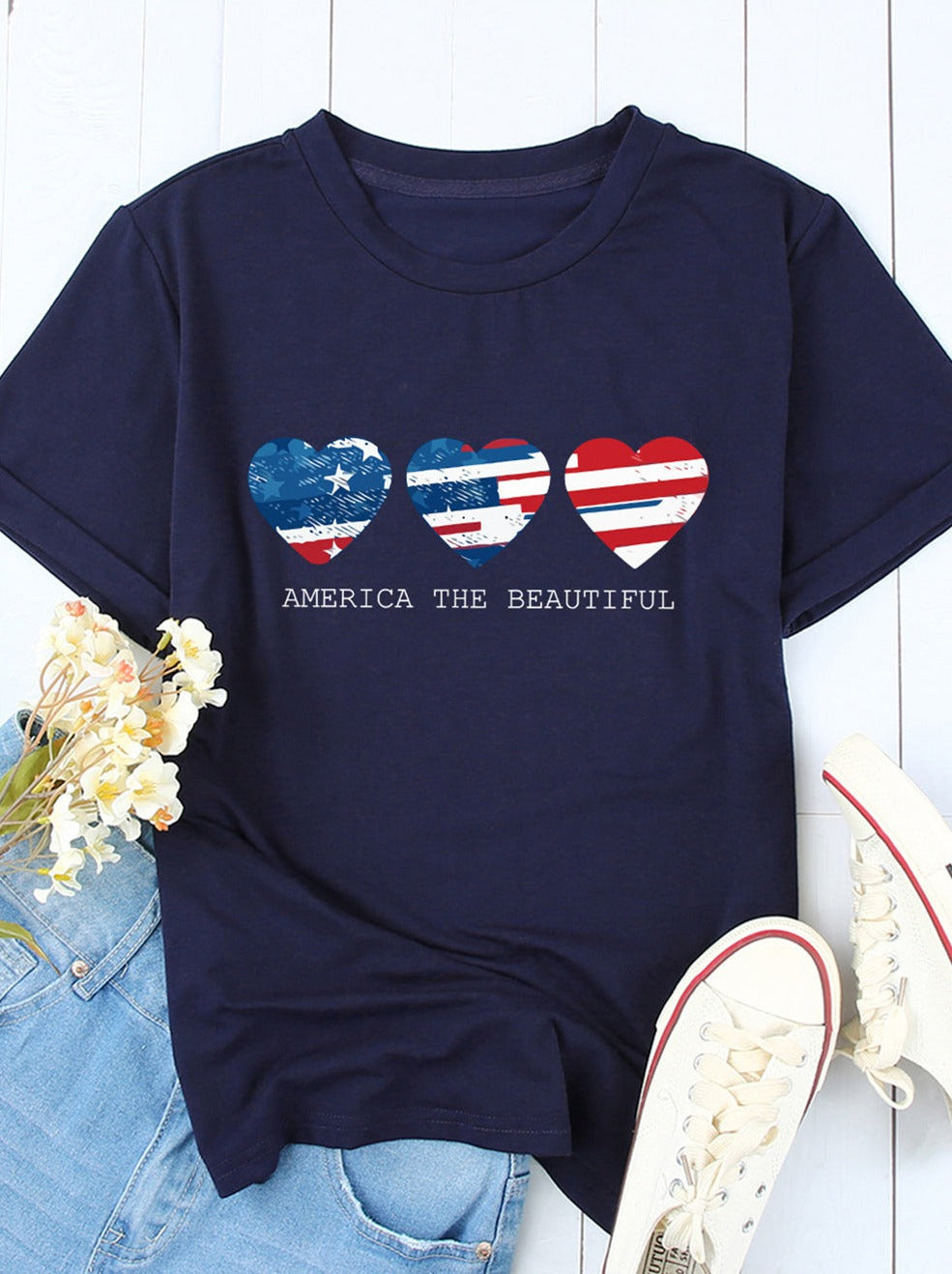 T-Shirt mit amerikanischer Flagge und Herz-Buchstaben