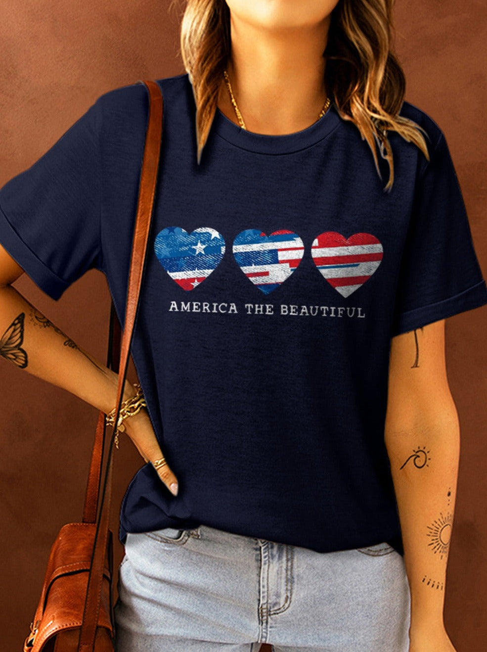 T-Shirt mit amerikanischer Flagge und Herz-Buchstaben