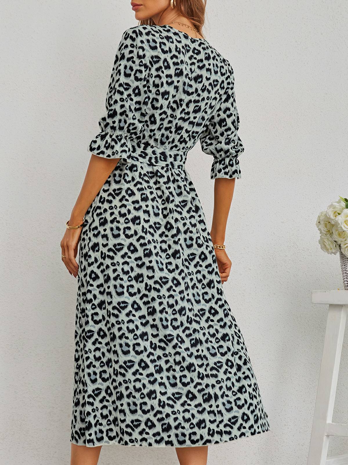 Vestido con abertura y estampado de leopardo