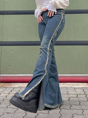 Vaqueros bootcut con bordes sin rematar en azul 