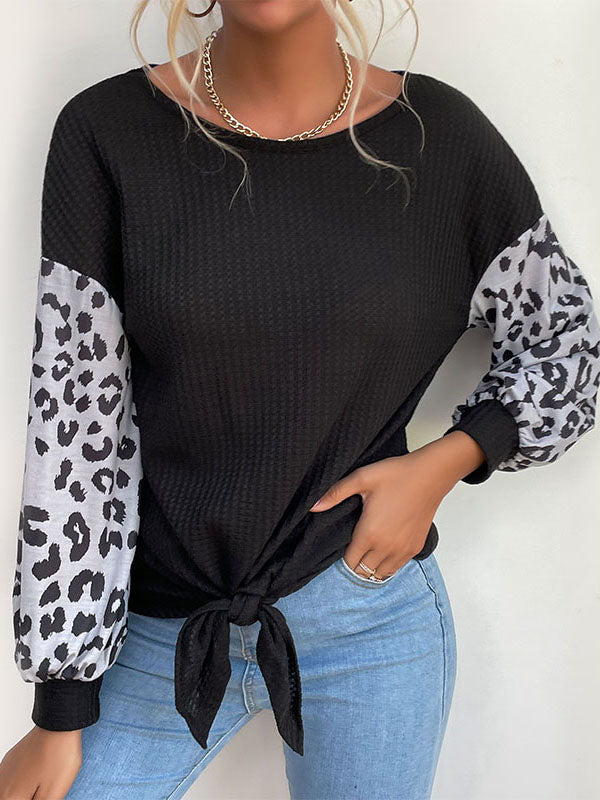 Camiseta negra con estampado de leopardo