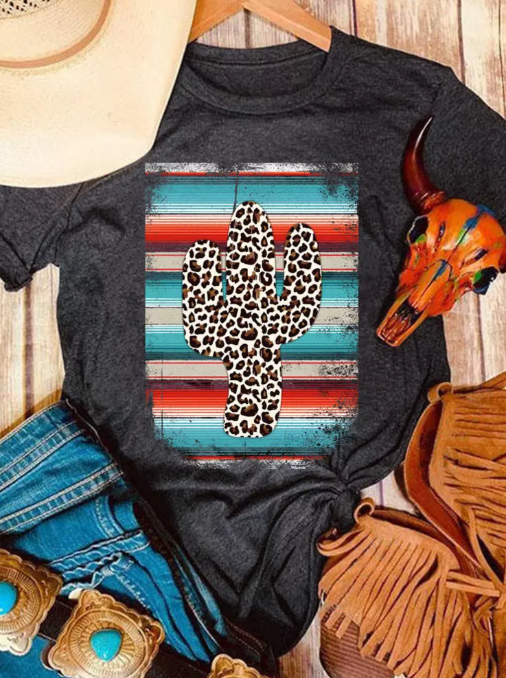 Camiseta de cactus con estampado de leopardo y rayas de sarape 