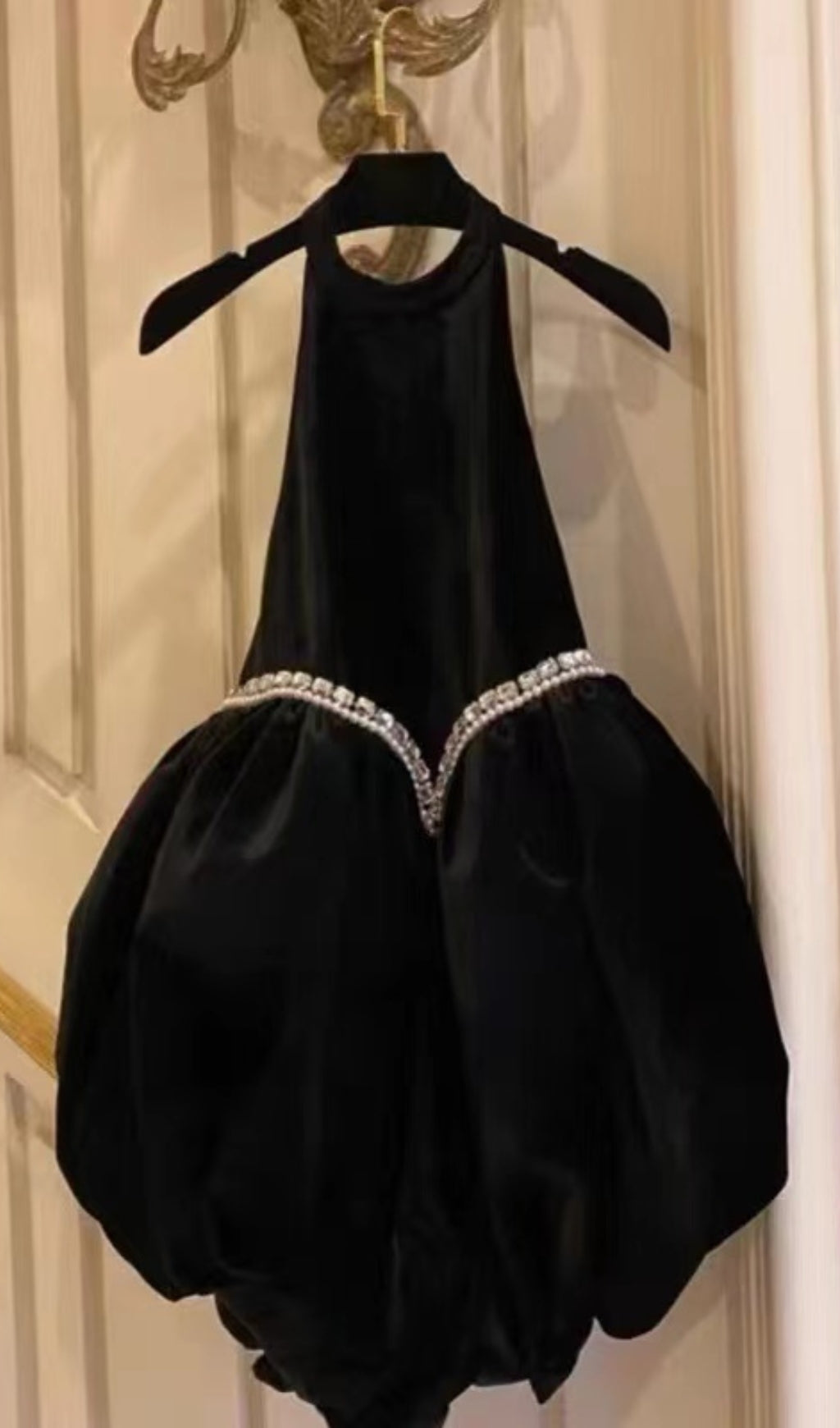 Minivestido de terciopelo con cuello halter en negro