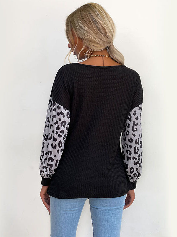 Camiseta negra con estampado de leopardo