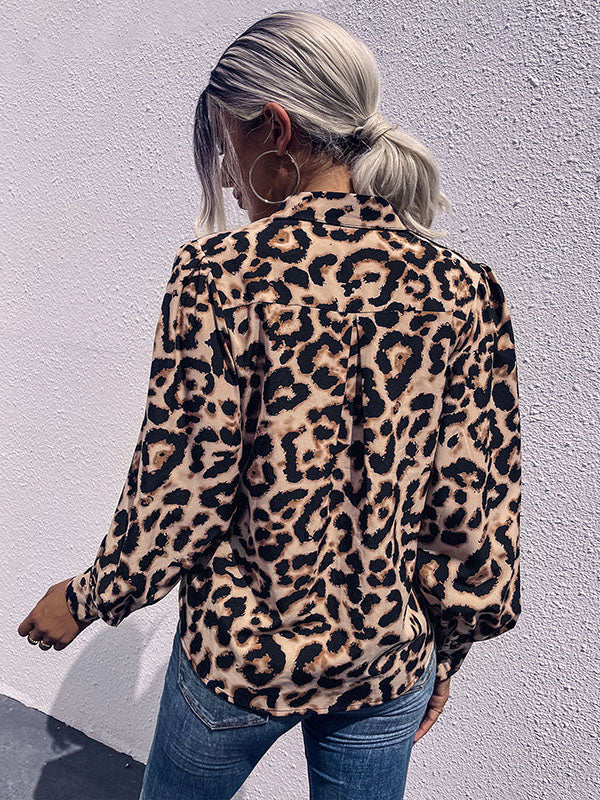 Camisa con solapa y cordones y estampado de leopardo 