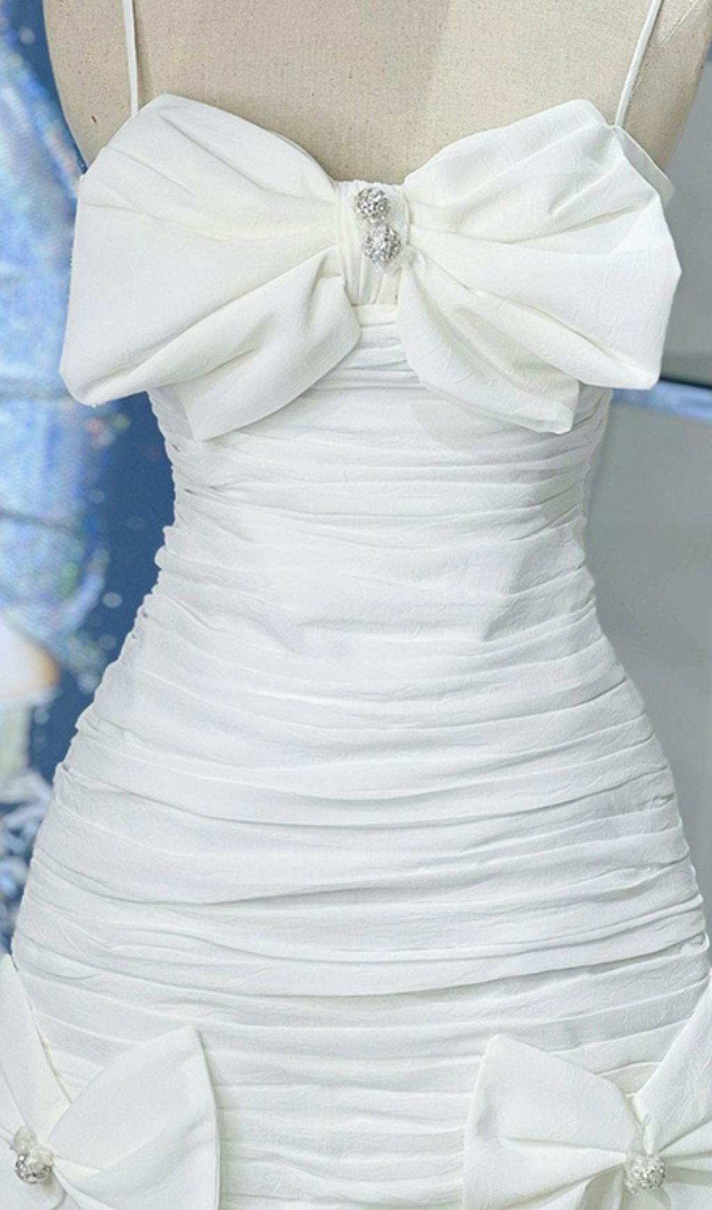 Vestido midi bandeau con tirantes en blanco 