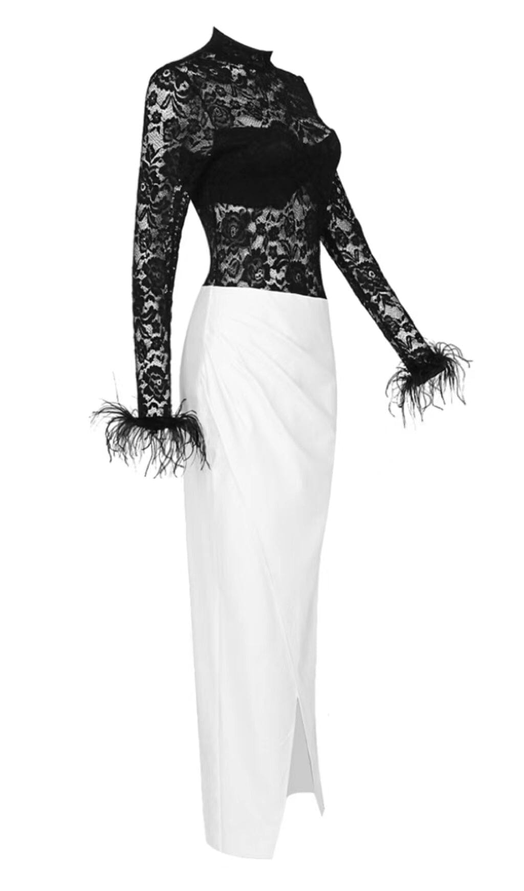 Vestido de encaje con abertura y plumas en blanco y negro