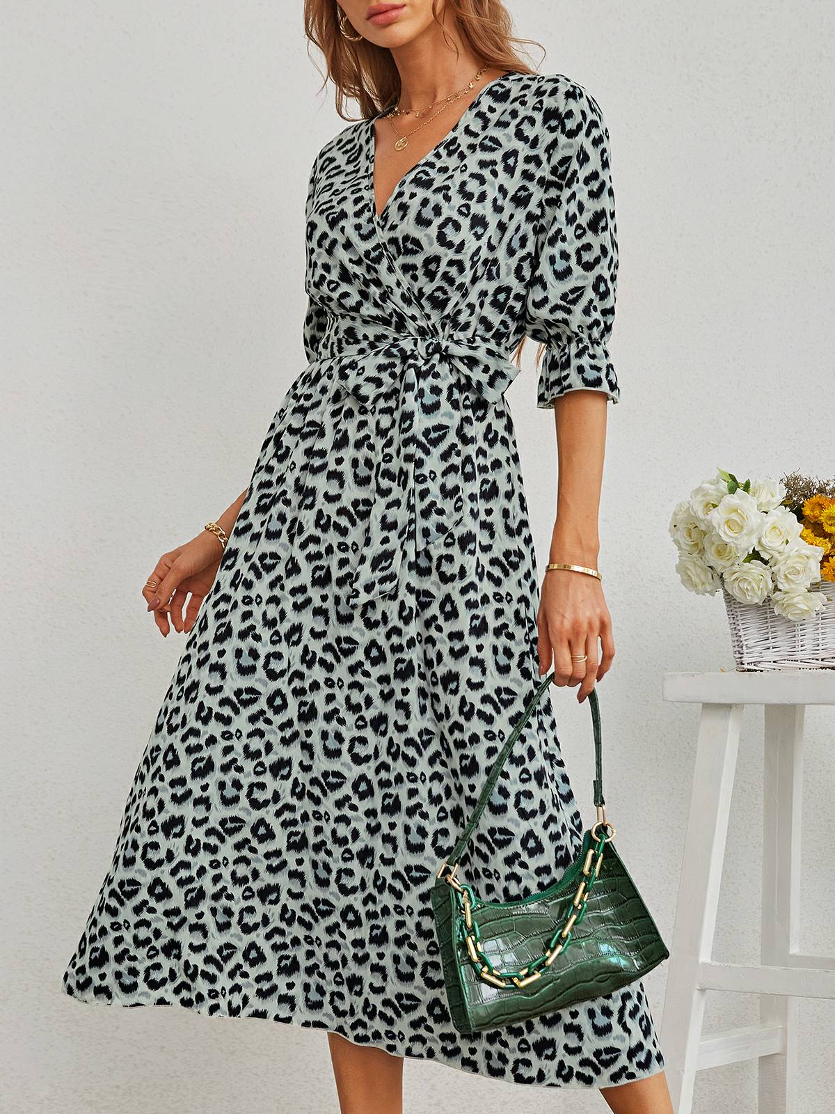 Kleid mit Schlitz und Leopardenmuster 