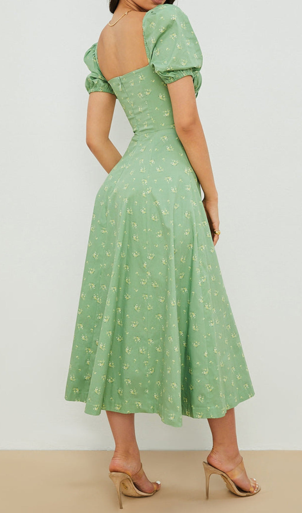 Vestido midi vintage con mangas abullonadas y estampado floral en verde