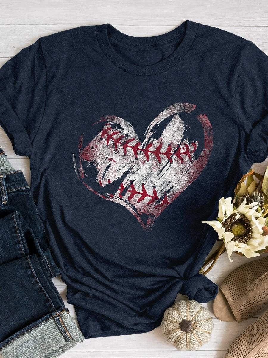 Camiseta de manga corta con estampado de corazón de béisbol retro 