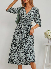 Kleid mit Schlitz und Leopardenmuster 