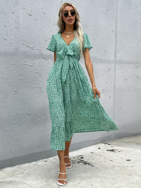 Vestido de cuello en V con estampado verde y manga corta 