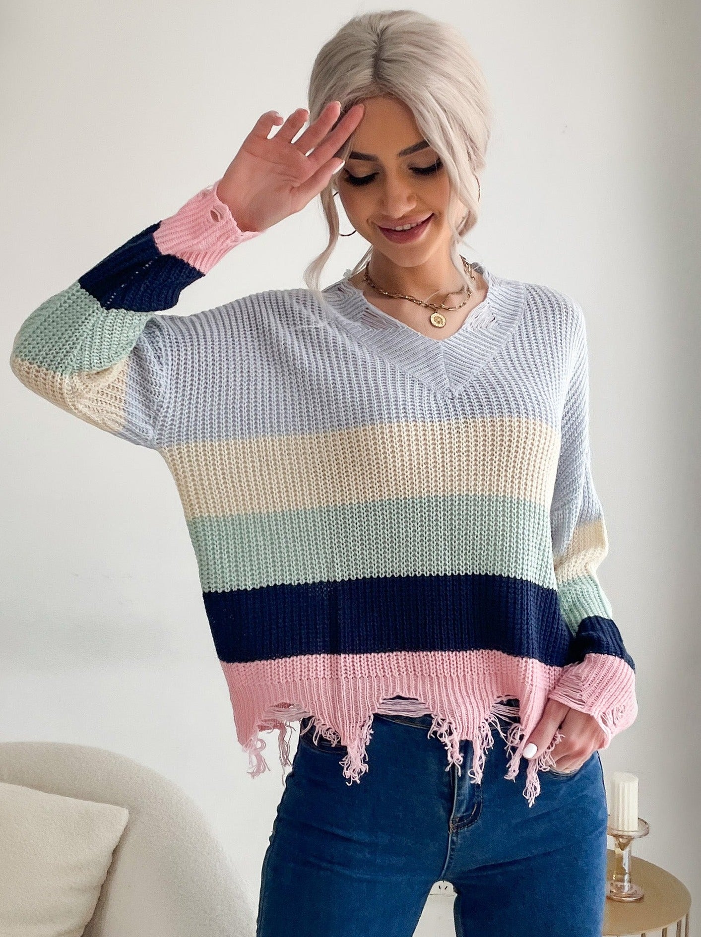 Bunt gestreifter Pullover mit V-Ausschnitt 