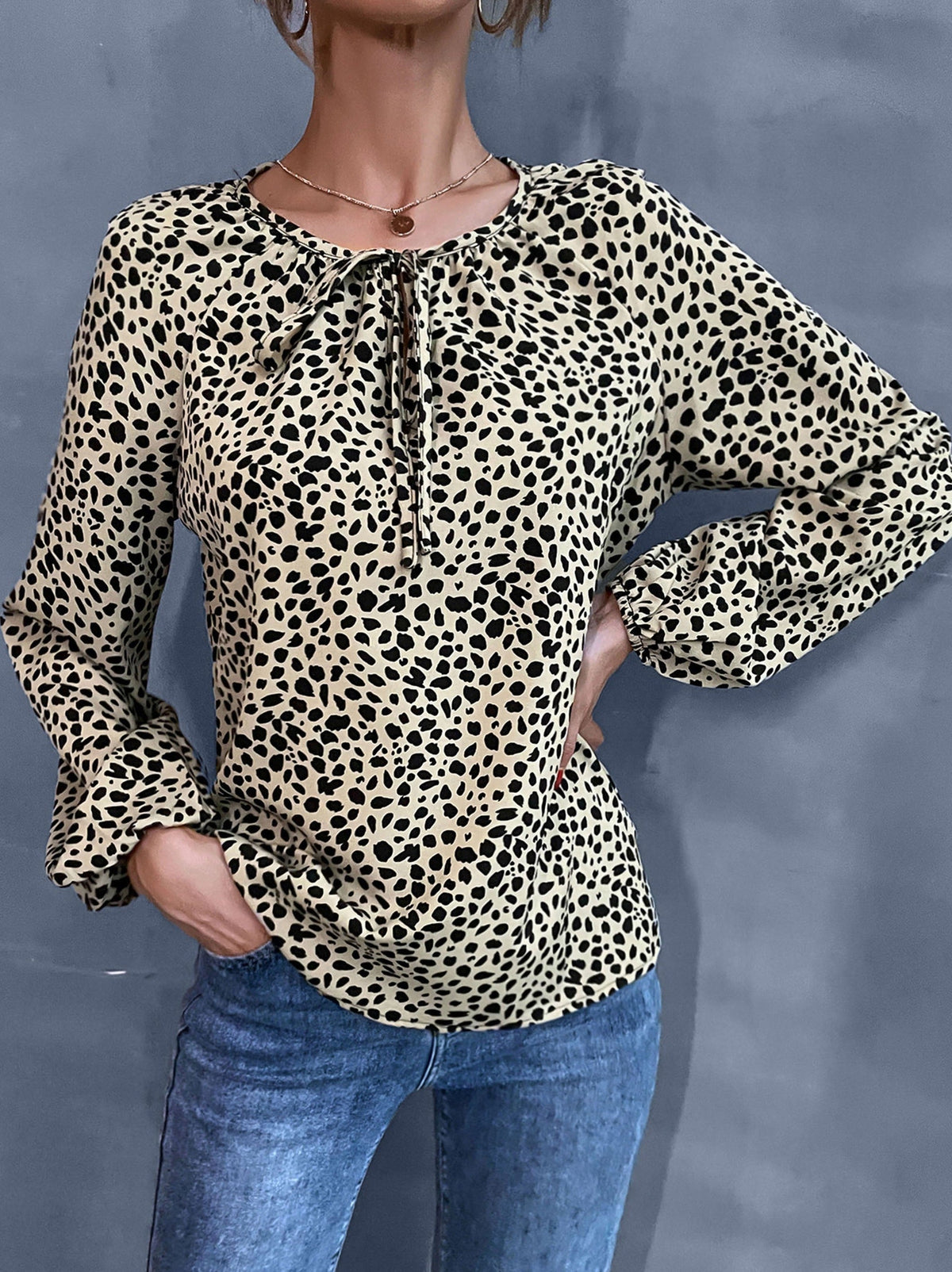 Camisa de manga larga con cuello redondo y estampado de leopardo 